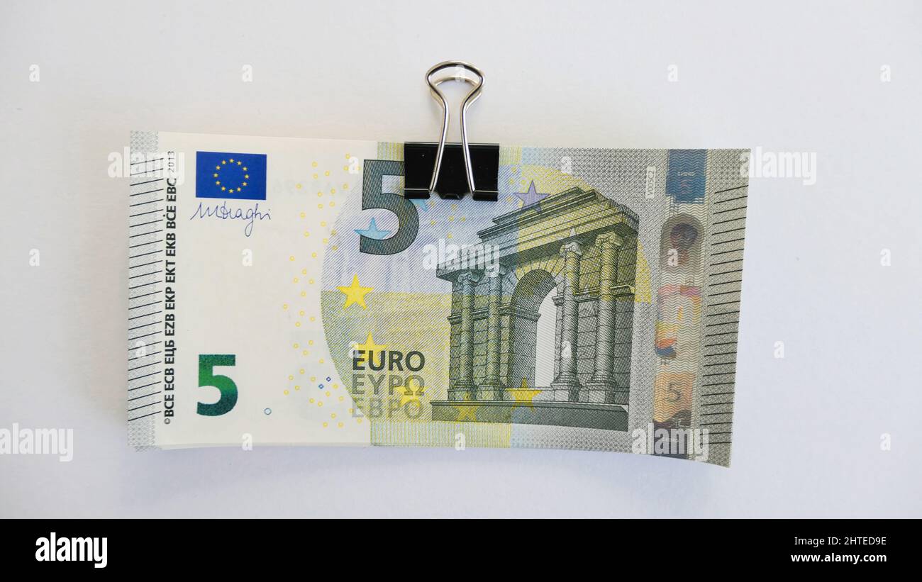 pila di 5 banconote da cinque euro con clip pieghevole a lettera - isolato Foto Stock