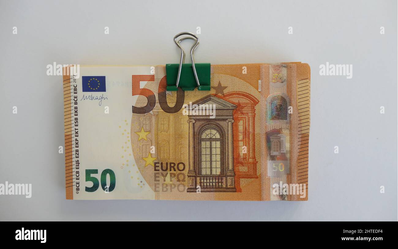 pila di 50 banconote da cinquanta euro con clip pieghevole a forma di lettera - isolato Foto Stock