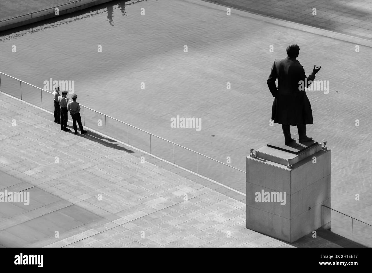 Ufficiali di polizia a 'Plaza de la Ciudadania' fuori il Palazzo la Moneda, Santiago del Cile, durante gli ultimi giorni del governo di Bachelet Foto Stock