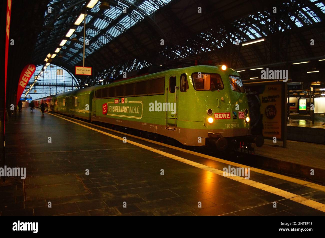 La nuova idea di un treno supermarket è presentata alla stazione centrale di Francoforte. Foto Stock