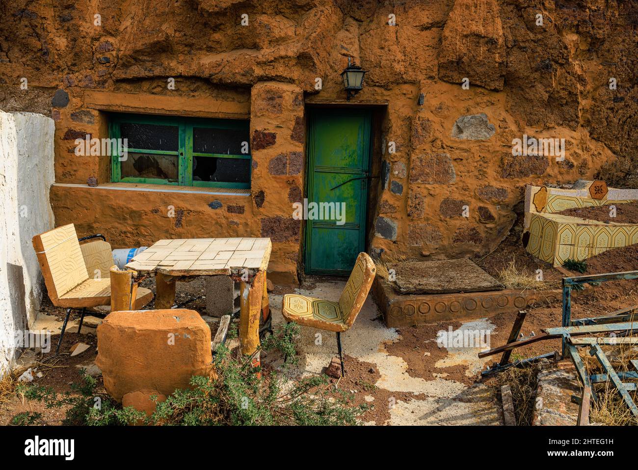 Fuggi dalla città in questa casa abbandonata grotta con mobili in cemento da esterno a El Roque, Gran Canaria Foto Stock