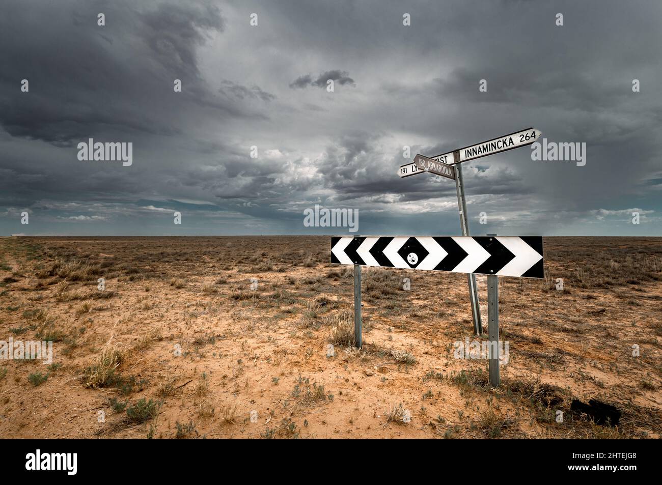 Una tempesta imminente sulla pista di Strzelecki nell'Outback dell'Australia Meridionale. Foto Stock