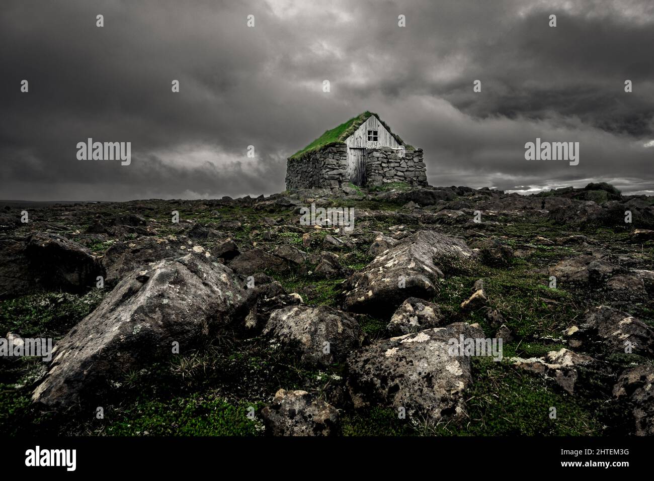 Tipica capanna con tetto in erba sintetica nei Westfjords dell'Islanda. Foto Stock
