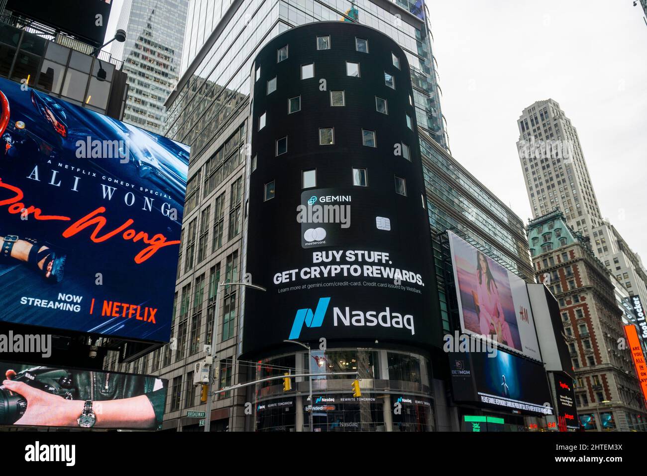 La borsa Nasdaq pubblicizza la carta di credito Gemini mercoledì 16 febbraio 2022. La carta offre premi in denaro in una varietà di criptovalute. La carta è affiliata al Gemini Cryptocurrency Exchange di Cameron e Tyler Winklevoss, fondato nel 2015 e commerciante Bitcoin e altre criptovalute. (© Richard B. Levine) Foto Stock