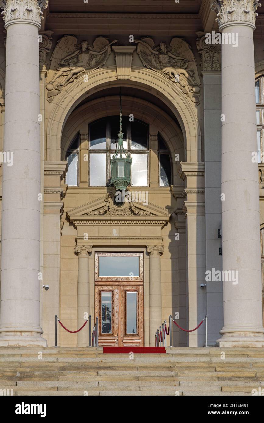 Porta d'ingresso all'edificio governativo dell'Assemblea nazionale serba Foto Stock