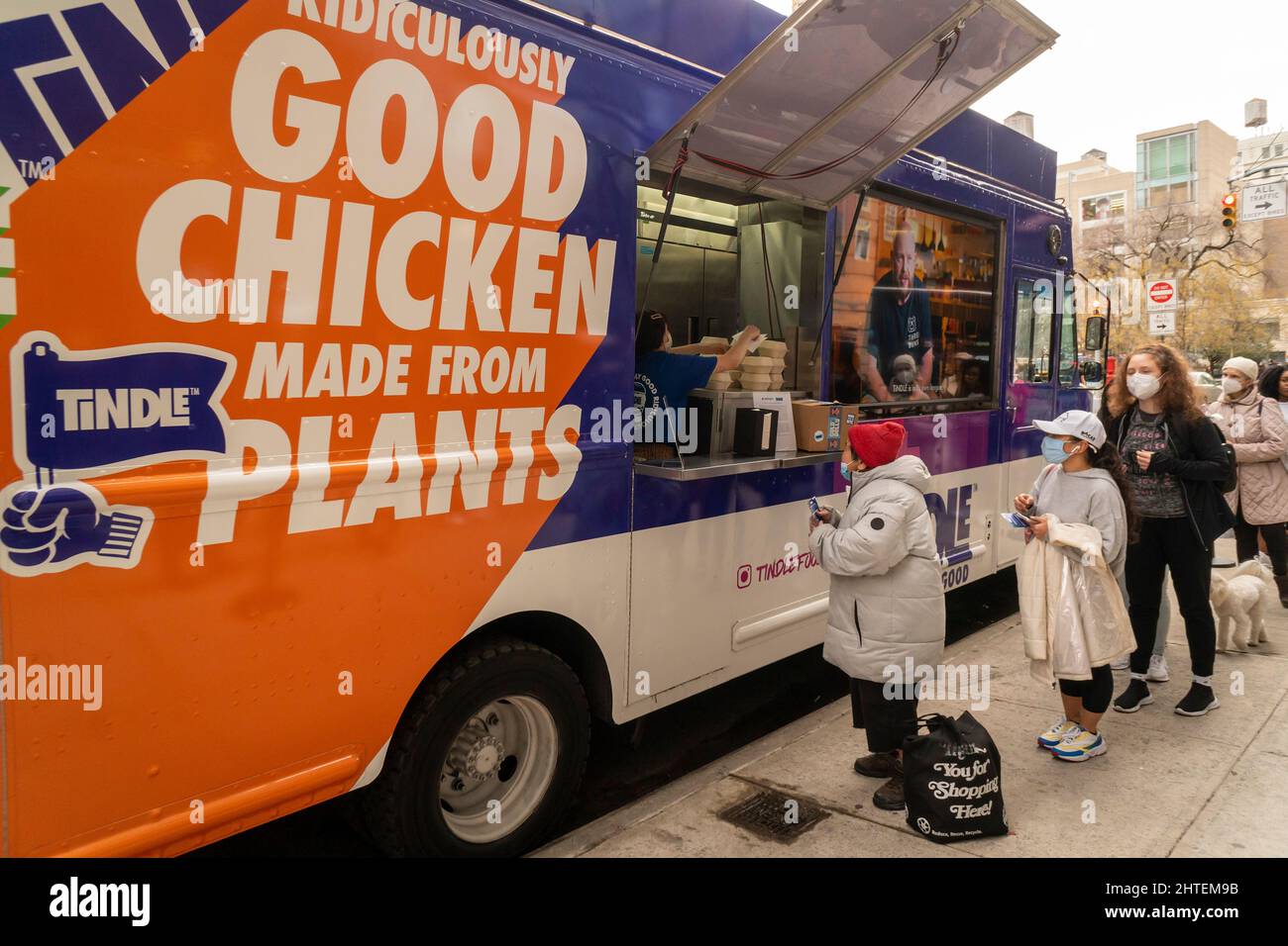 Buongustai e la curiosa line-up al Tiondle Truck attivazione a Union Square a New York giovedì 17 febbraio 2022 per provare assaggi di piatti preparati con pollo a base di piante di Twindle. Il marchio, di proprietà della Next Gen Foods di Singapore, è entrato nel mercato degli Stati Uniti partecipando a partnership con ristoranti locali e alimentari online. (© Richard B. Levine) Foto Stock