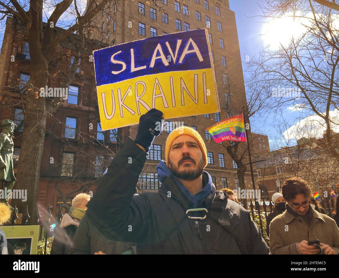 I membri della comunità LGBTQ+, i loro sostenitori e ucraino-americani protestano contro l'invasione russa e mostrano il sostegno ai cittadini dell'Ucraina, di fronte allo Stonewall Inn a Greenwich Village a New York sabato 26 febbraio 2022. (© Frances M. Roberts) Foto Stock