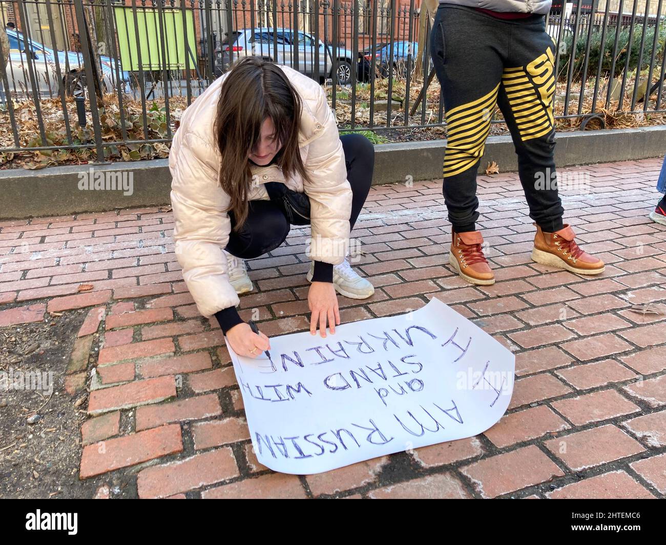 I membri della comunità LGBTQ+, i loro sostenitori e ucraino-americani protestano contro l'invasione russa e mostrano il sostegno ai cittadini dell'Ucraina, di fronte allo Stonewall Inn a Greenwich Village a New York sabato 26 febbraio 2022. (© Frances M. Roberts) Foto Stock