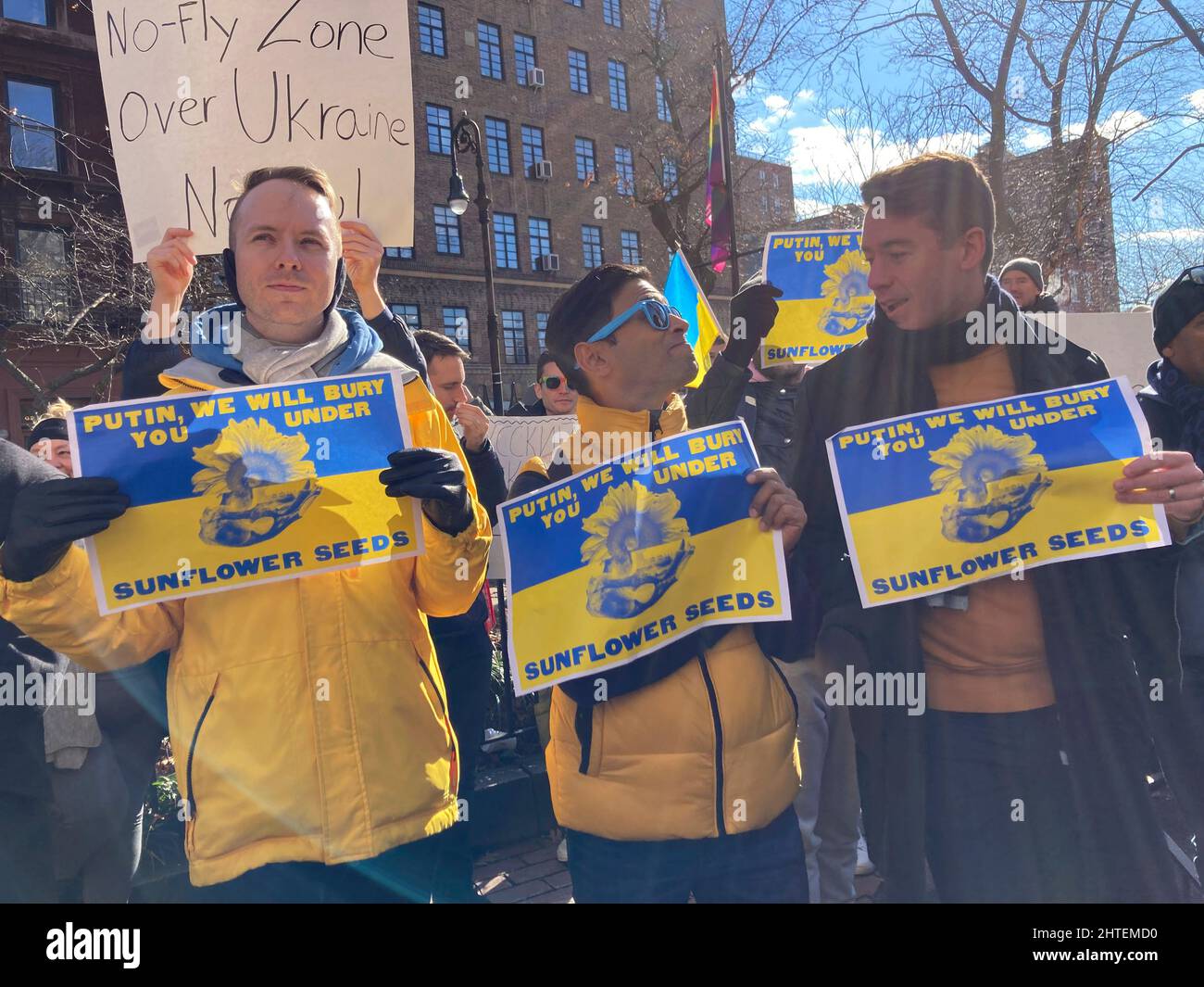 I membri della comunità LGBTQ+, i loro sostenitori e ucraino-americani protestano contro l'invasione russa e mostrano il sostegno ai cittadini dell'Ucraina, di fronte allo Stonewall Inn a Greenwich Village a New York sabato 26 febbraio 2022. (© Frances M. Roberts) Foto Stock