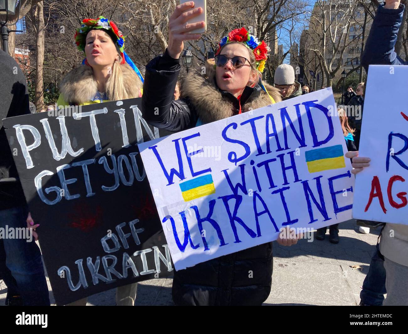 Gli ucraini-americani e i loro sostenitori protestano contro l'invasione russa e mostrano sostegno ai cittadini dell'Ucraina, a Washington Square Park a New York domenica 27 febbraio 2022. (© Frances M. Roberts) Foto Stock