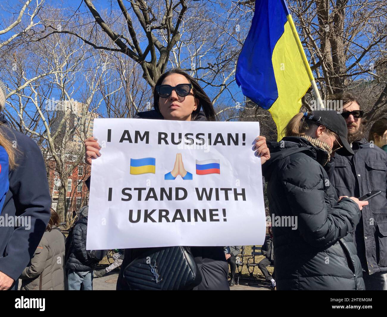 Gli ucraini-americani e i loro sostenitori protestano contro l'invasione russa e mostrano sostegno ai cittadini dell'Ucraina, a Washington Square Park a New York domenica 27 febbraio 2022. (© Frances M. Roberts) Foto Stock