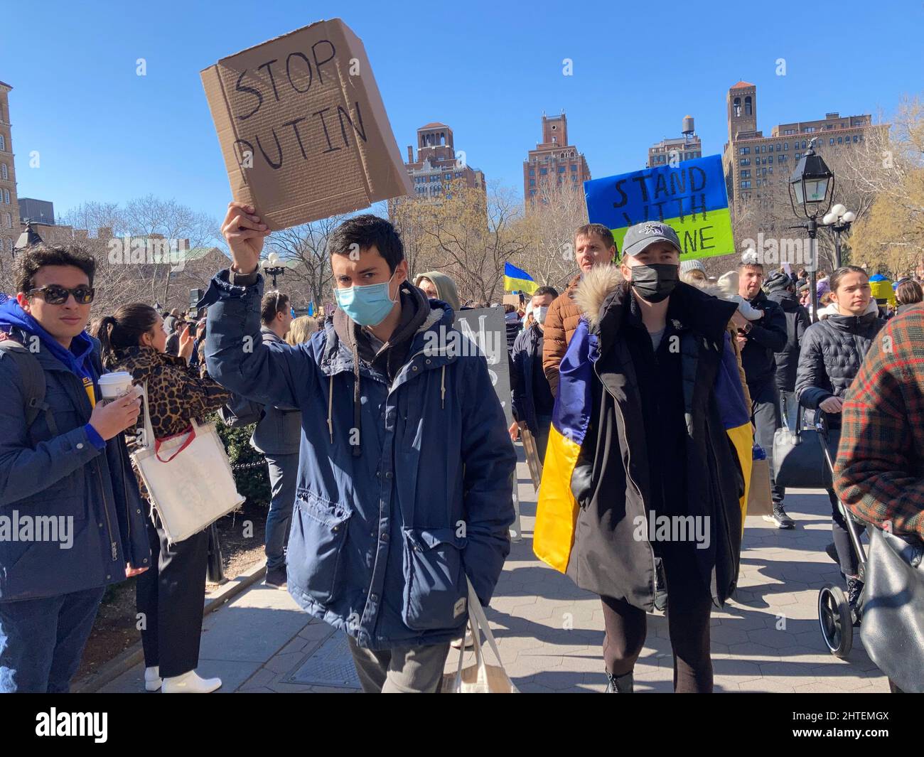 Gli ucraini-americani e i loro sostenitori protestano contro l'invasione russa e mostrano sostegno ai cittadini dell'Ucraina, a Washington Square Park a New York domenica 27 febbraio 2022. (© Frances M. Roberts) Foto Stock