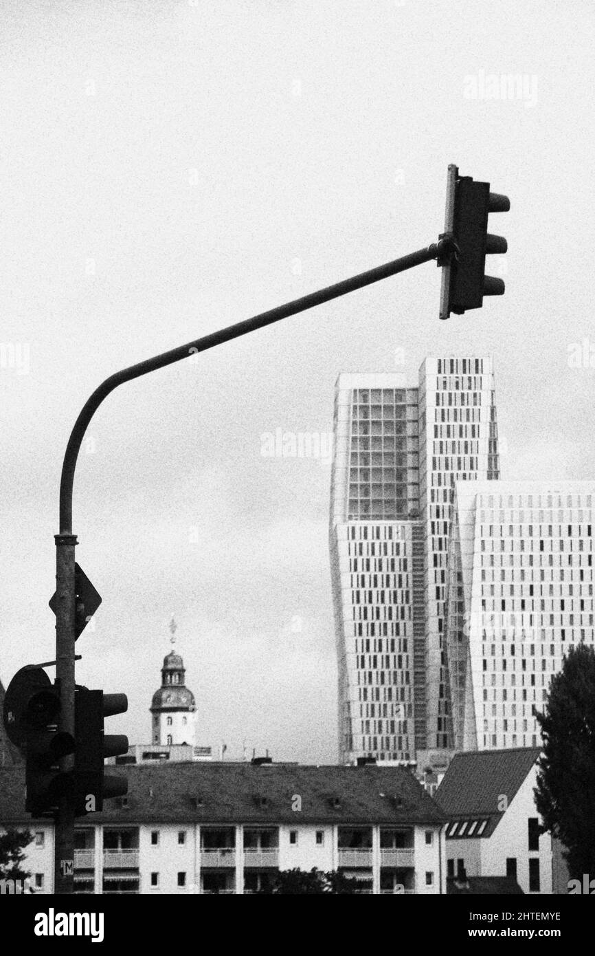 Foto in scala di grigi di edifici e case moderni alla luce del giorno a Francoforte, Germania Foto Stock