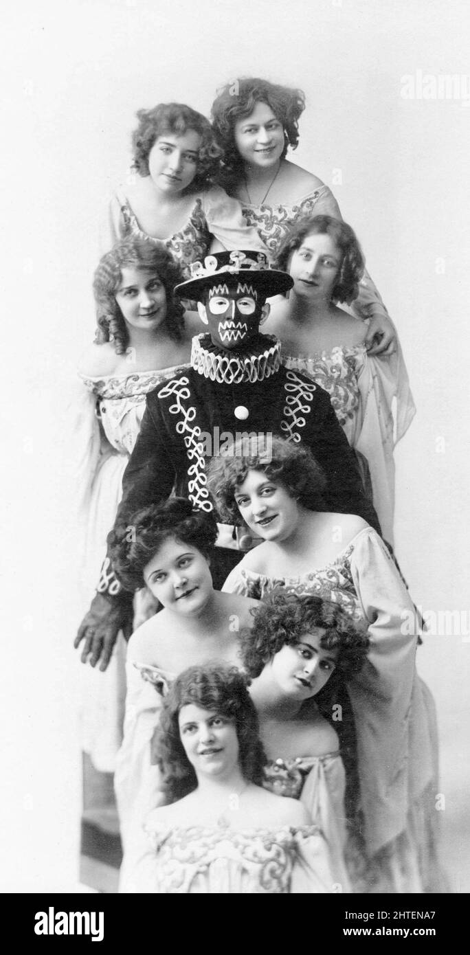 Fred Nice e otto ballerini del Gingerbread Man, aperto il 18 aprile 1909, alla Grand Opera House di Seattle, USA Foto Stock