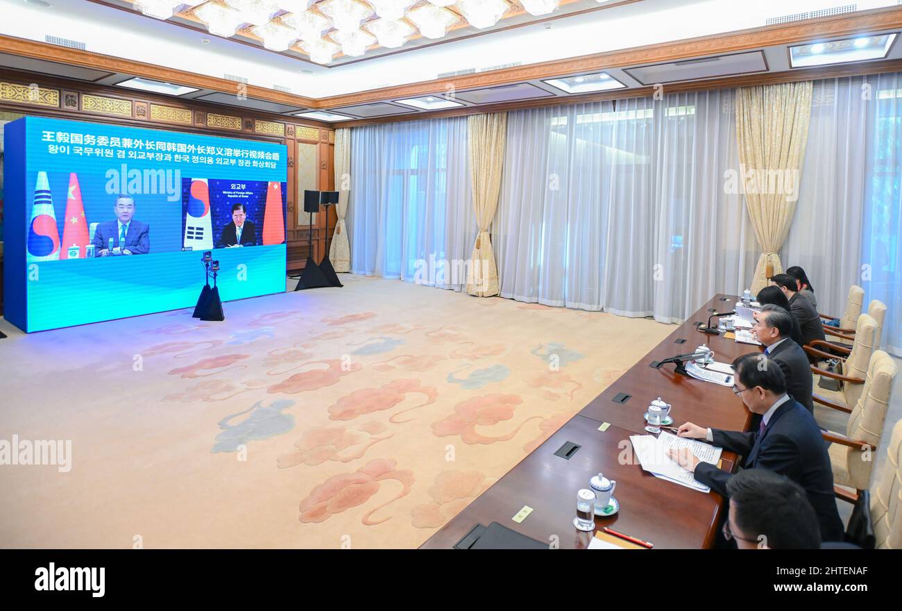 Pechino, Cina. 28th Feb 2022. Il 28 febbraio 2022, il Consigliere di Stato cinese e il Ministro degli Esteri Wang Yi tiene un video incontro con il Ministro degli Esteri della Repubblica di Corea (ROK) Chung EUI-yong. Credit: Yuyuyuyuyuyuyuyuyuyuyuyuyuyuyuyuy Foto Stock