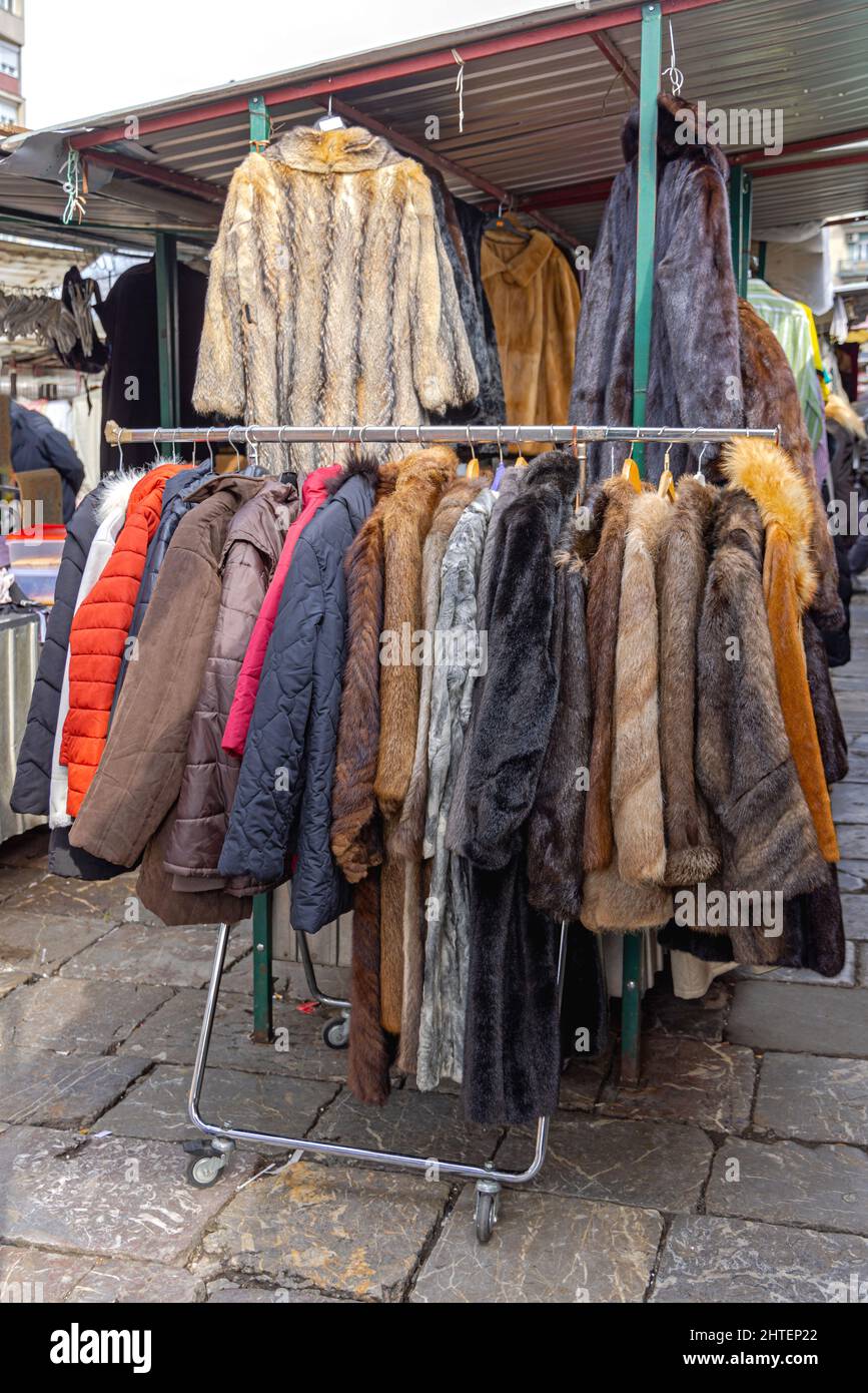 Cappotti in pelliccia e giacche invernali in vendita al mercato