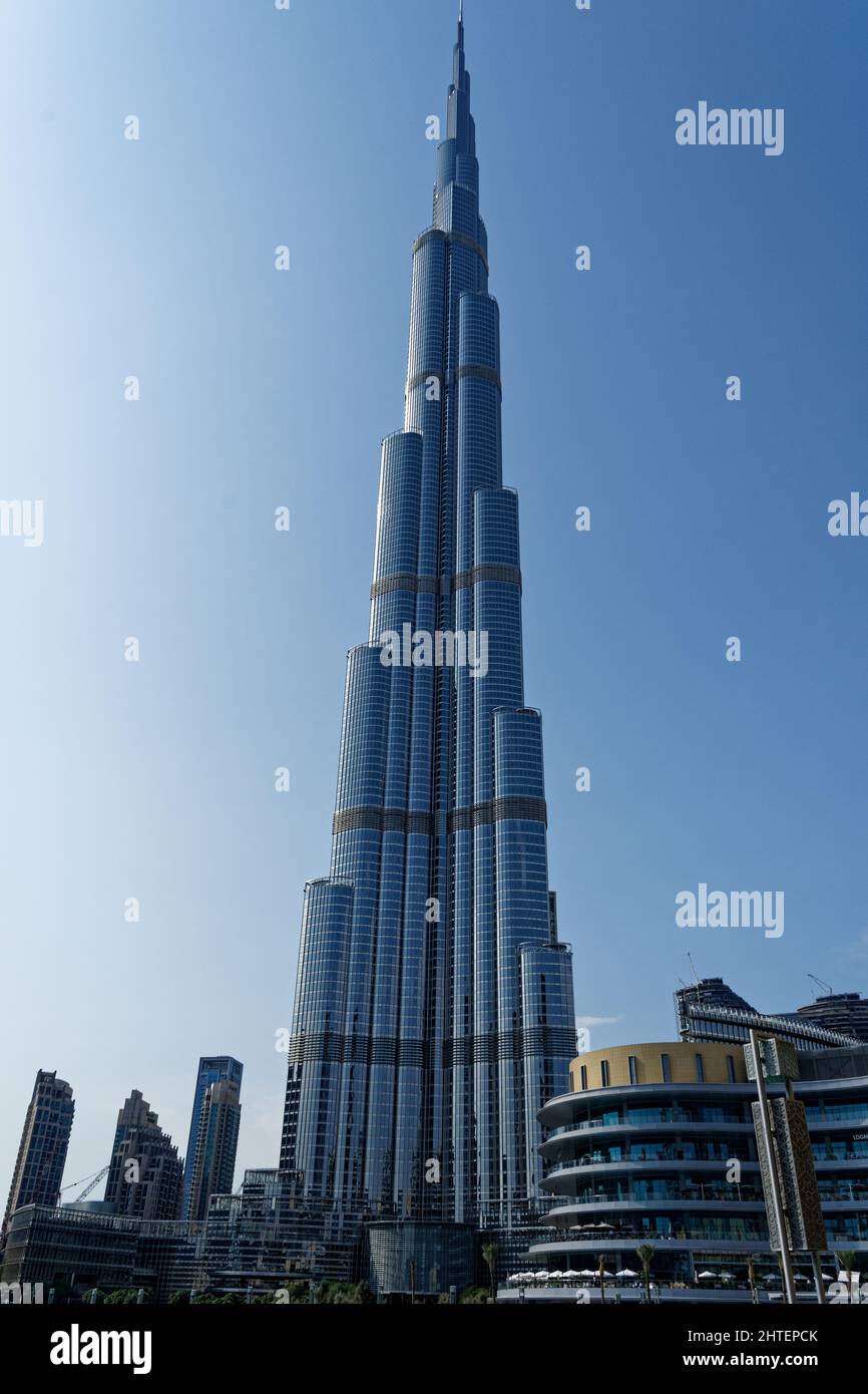 Foto verticale del Burj Khalifa, la torre più alta del mondo a Dubai, Emirati Arabi Uniti Foto Stock