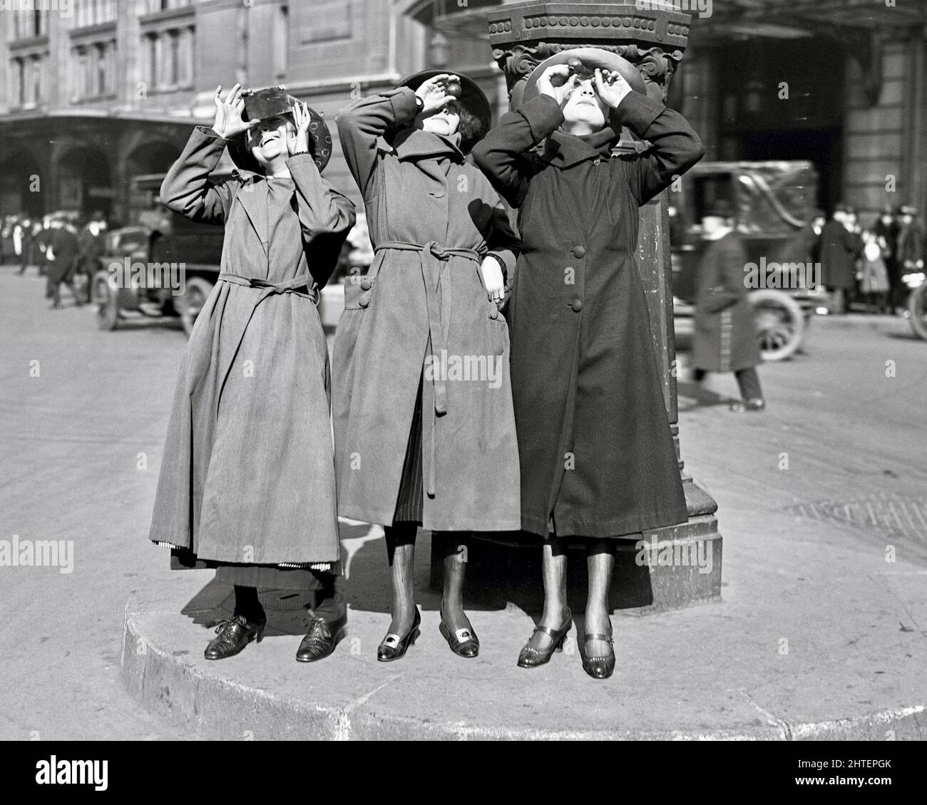 Saint Lazare, Parigi - osservatori dell'Eclipse solare - 1921 Foto Stock