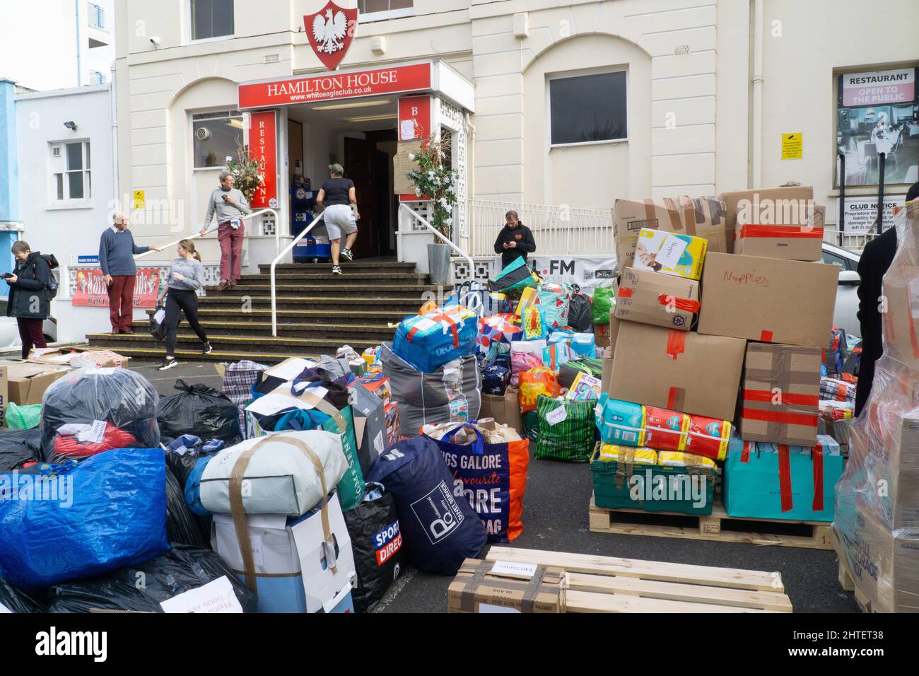 Londra, UK, 28 febbraio 2021: Le donazioni di aiuti ai rifugiati ucraini sono raccolte presso il White Eagle Club, un centro comunitario polacco a Balham. Sono state donate enormi quantità e vengono smistate da volontari e quindi caricate su pallet per portare su camion in tutta Europa. Anna Watson/Alamy Live News Foto Stock