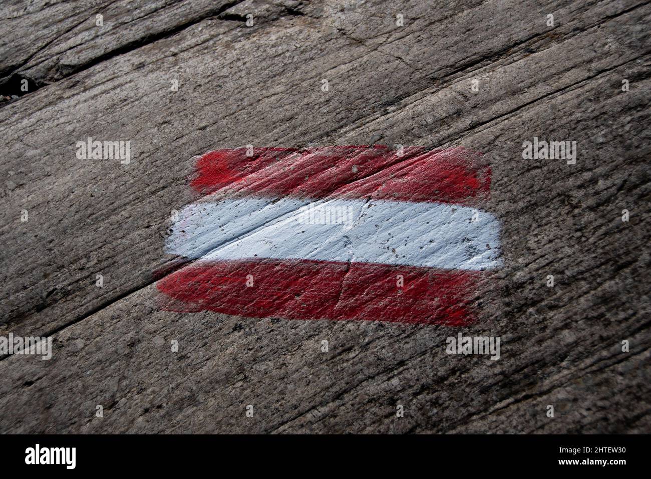 Bandiera austriaca dipinta su una roccia e significa sentiero escursionistico Foto Stock