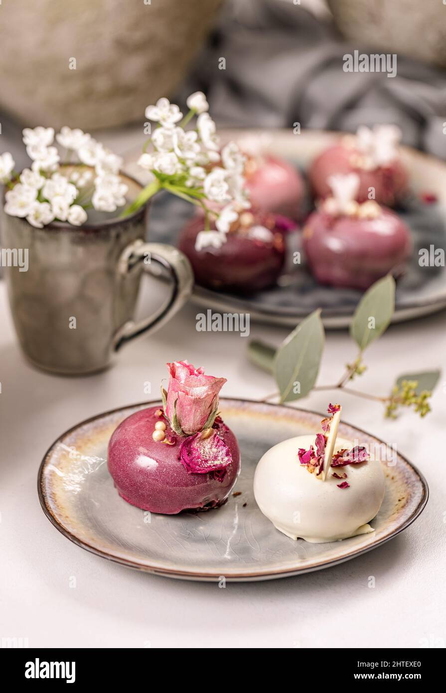 Belle torte ricoperte di glassa lucida rossa e bianca. Dessert di pasticceria Concept design Foto Stock