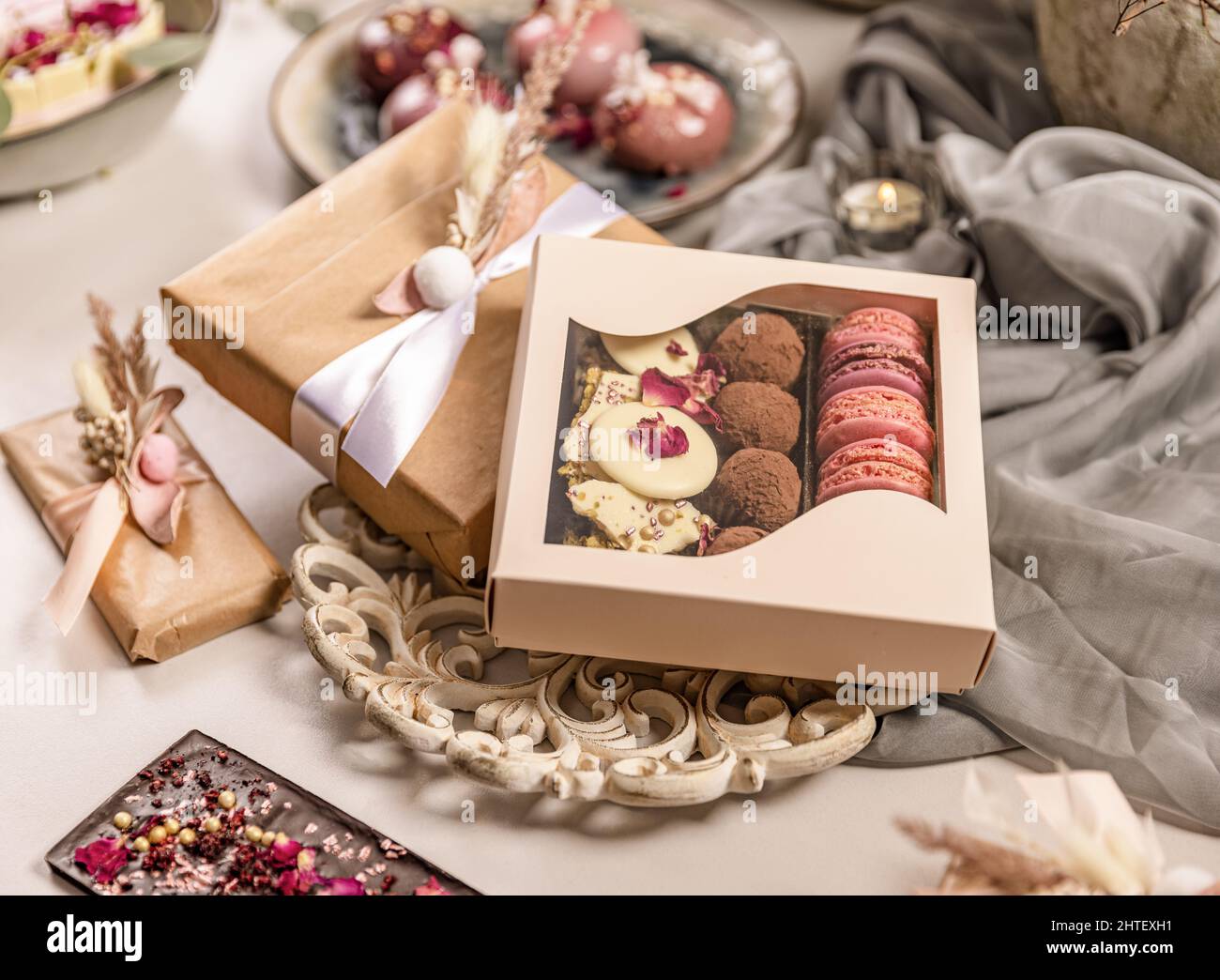 Scatola da dessert natalizia con macaron, tartufo e cioccolato Foto Stock