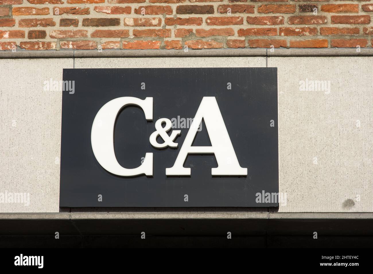 'S-Hertogenbosch, Paesi Bassi - 12 febbraio 2022: Logo del negozio di abbigliamento C&A sulla facciata dell'edificio in via commerciale Foto Stock