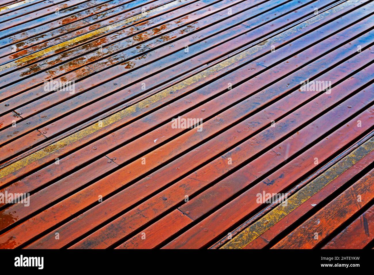 Bagnato ponte di legno dopo la pioggia Foto Stock