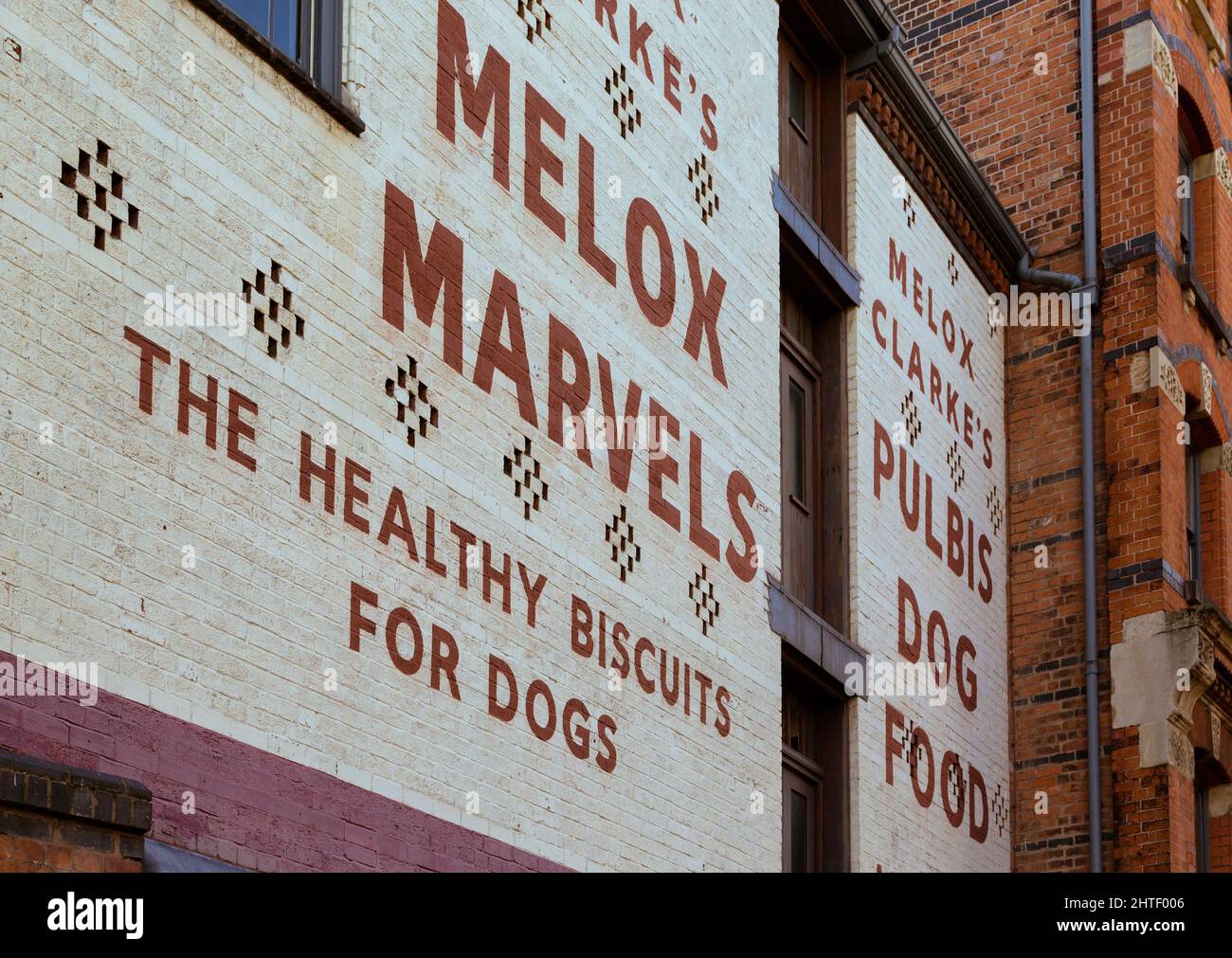 Un vecchio annuncio per i biscotti del cane di Melox Clarke e Pulbis Dog Food sul lato di un edificio a Digbeth, Birmingham. Foto Stock