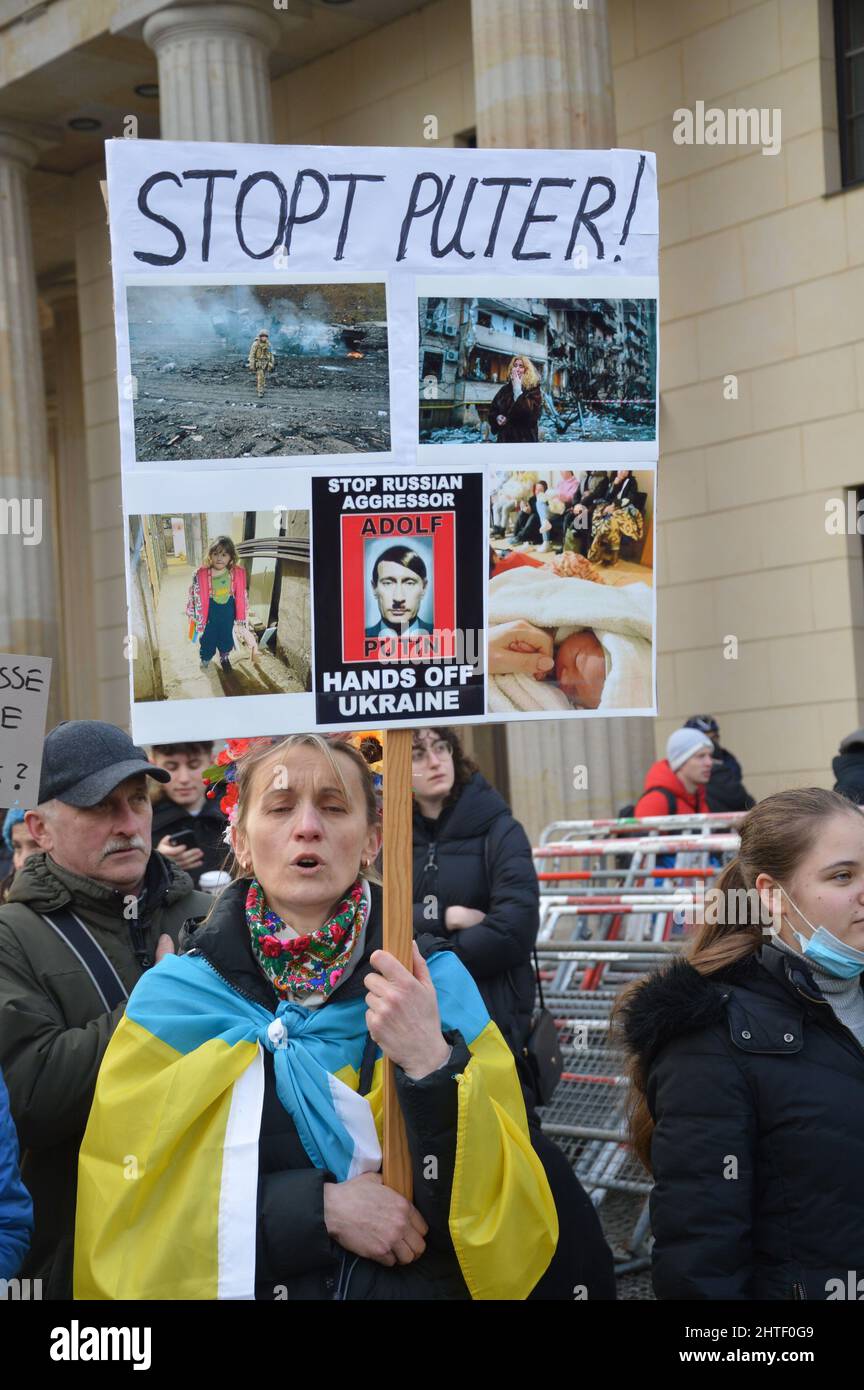 Più di 100,000 hanno partecipato a Berlino, in Germania, a manifestazioni contro Putin e l’invasione dell’Ucraina da parte della Russia – 27 febbraio 2022. Foto Stock