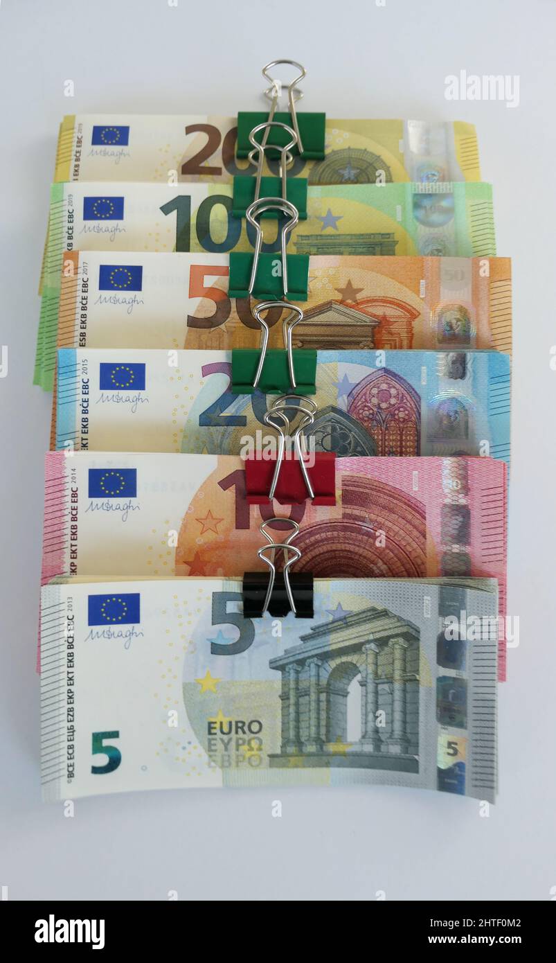 pile di banconote in euro allegate da una clip di foldback lettera - isolato Foto Stock