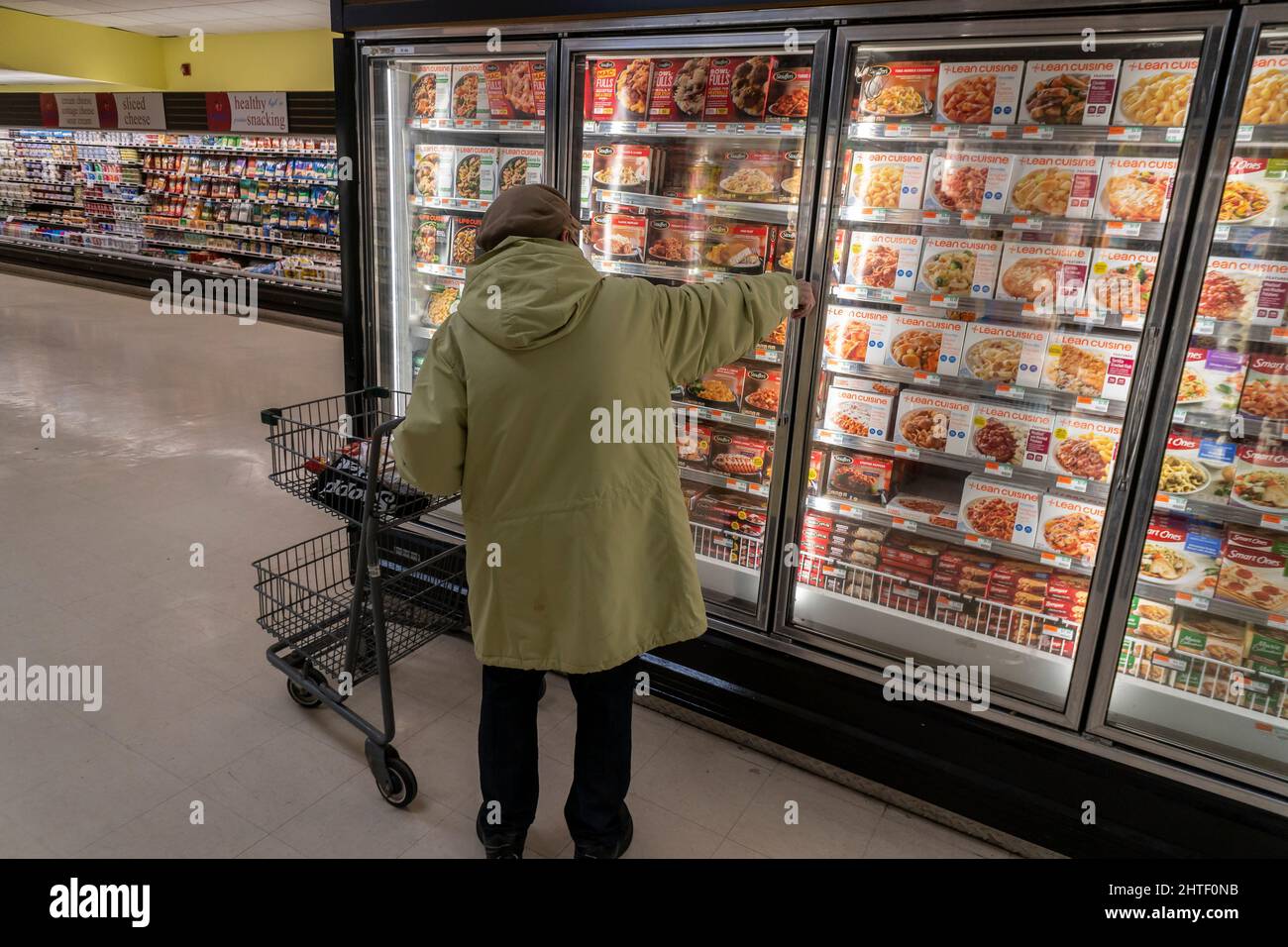 Un cittadino anziano negozi in un supermercato a New York il martedì 22 febbraio 2022. Gli americani stanno incontrando il più alto tasso di inflazione in 40 anni, dal momento che la spesa al consumo è scesa il mese scorso, il più da febbraio 2021. (© Richard B. Levine) Foto Stock