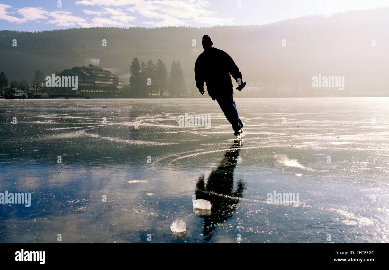 pattinatore lone sul Titisee congelato, Foresta Nera, Germania Foto Stock