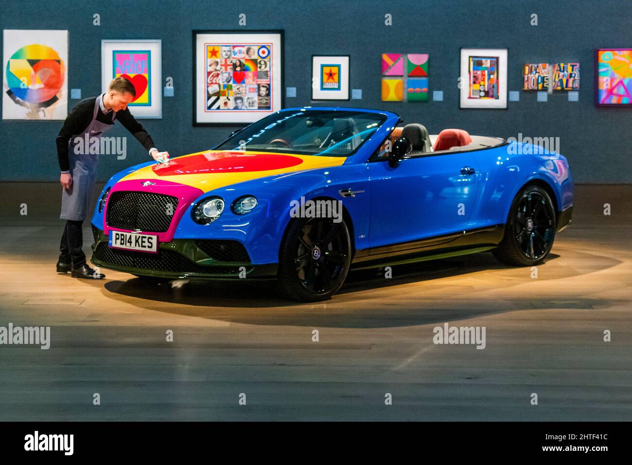 Londra, Regno Unito. 28th Feb 2022. Il primo e unico British Pop Art Bentley al mondo, Un'esclusiva Continental GT V8 S Convertible, frutto di una collaborazione tra Bentley Motors e il padrino della British Pop Art, Sir Peter Blake, 2016. Preventivo: £300.000-400.000 - un'anteprima del britannico. Cool. A Bonhams New Bond Street, che presenta una gamma di oggetti - da opere d'arte, fotografie, cimeli culturali popolari a pezzi di moda e stampe. La vendita avrà luogo giovedì 2 marzo. Credit: Guy Bell/Alamy Live News Foto Stock
