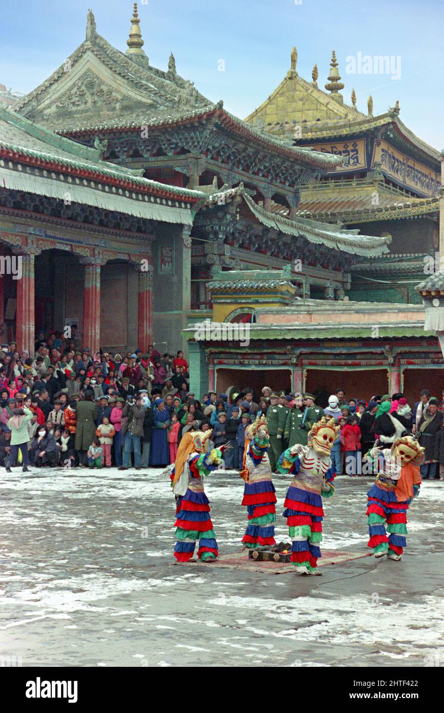 I ballerini tibetani dello scheletro di Citipati in maschere craniche eseguono la danza Cham durante le celebrazioni del Monlam che segnano il nuovo anno tibetano al monastero di Kumbum, noto anche come monastero Ta'er, 12 febbraio 1990 a Lusar, Xining, Qinghai, Cina. Foto Stock