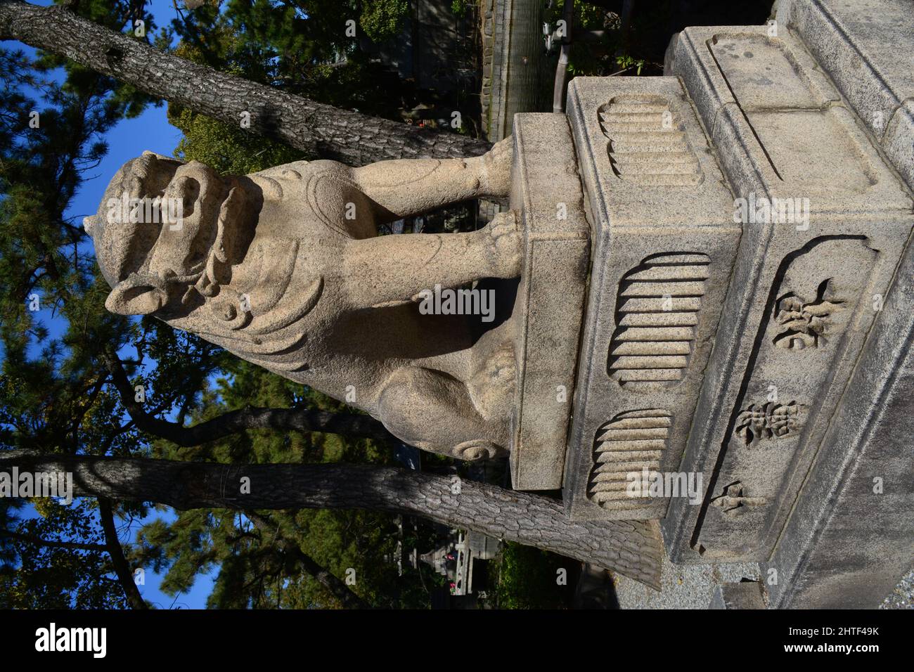 Scultura Guardiana in un tempio giapponese a Osaka Foto Stock