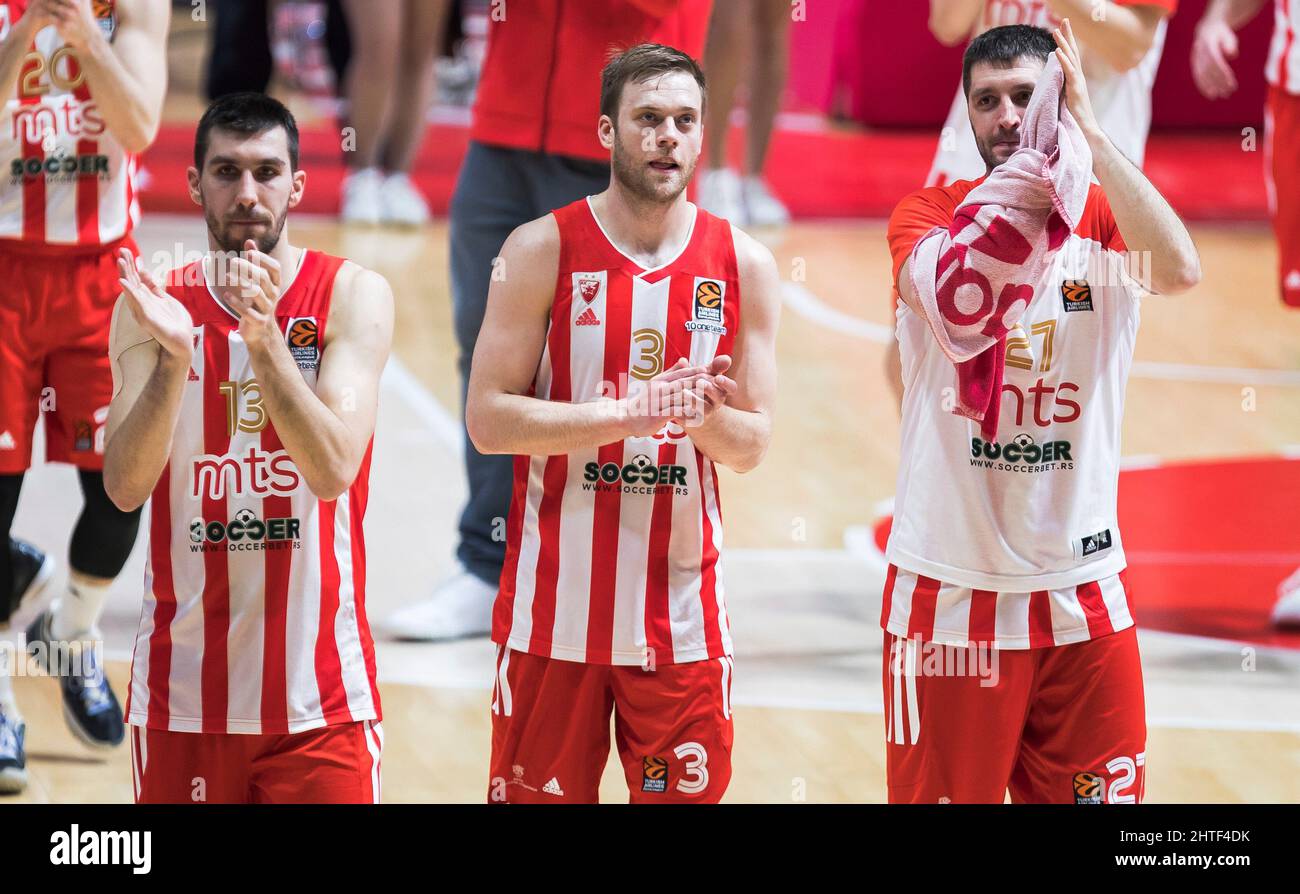 Belgrado, Serbia, 27th febbraio 2022. Nate Wolters of Crvena Zvezda mts Belgrado, Ognjen Dobric of Crvena Zvezda mts Belgrado e Stefan Markovic of Crvena Zvezda mts Belgrado celebrano la vittoria durante la partita di pallacanestro Eurolega tra Crvena Zvezda mts Belgrado e Fenerbahce Beko Istanbul a Belgrado, Serbia. Febbraio 27, 2022. Credit: Nikola Krstic/Alamy Foto Stock