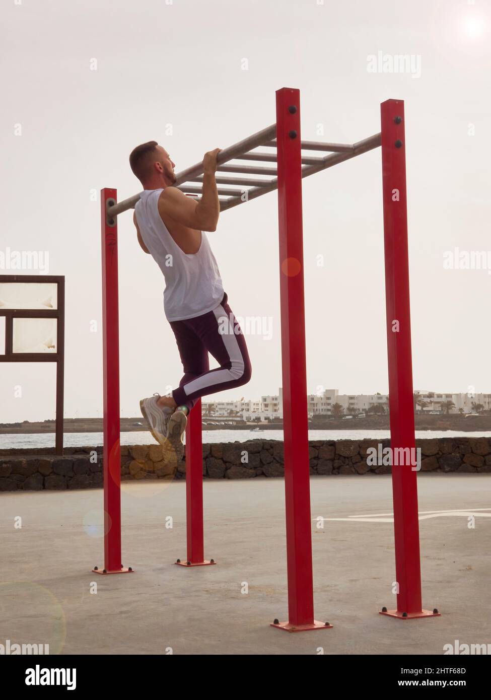 Vario allenamento funzionale con fasce elastiche all'aperto Foto Stock