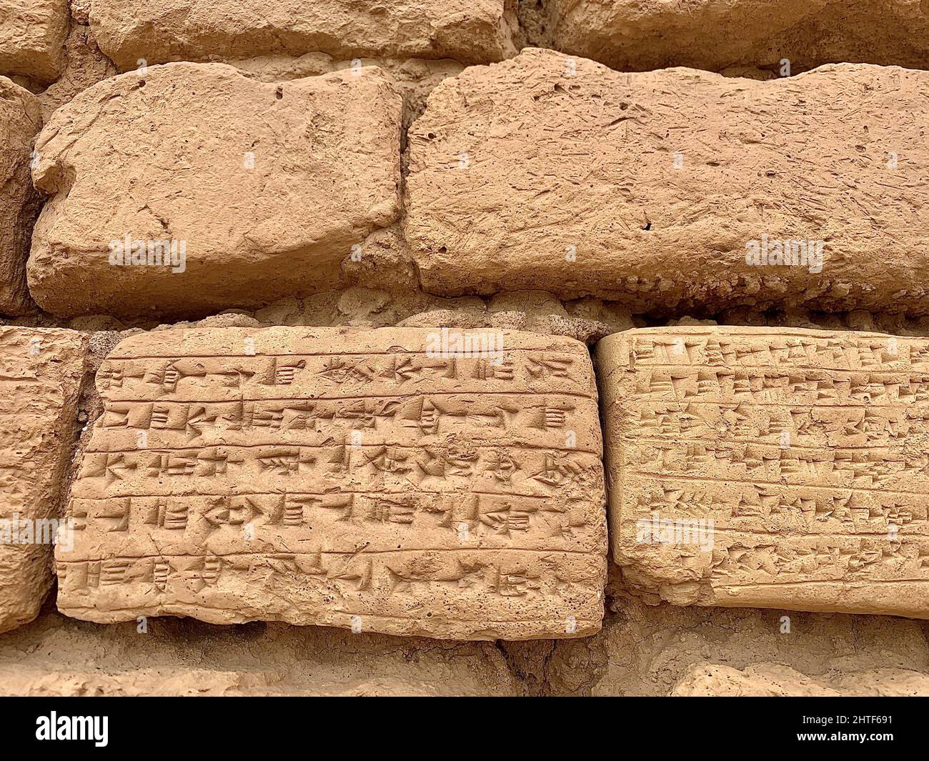 Antico muro di pietra con testo e copione cuneiforme in Mesopotamia, Chogha-zanbil, Iran Foto Stock