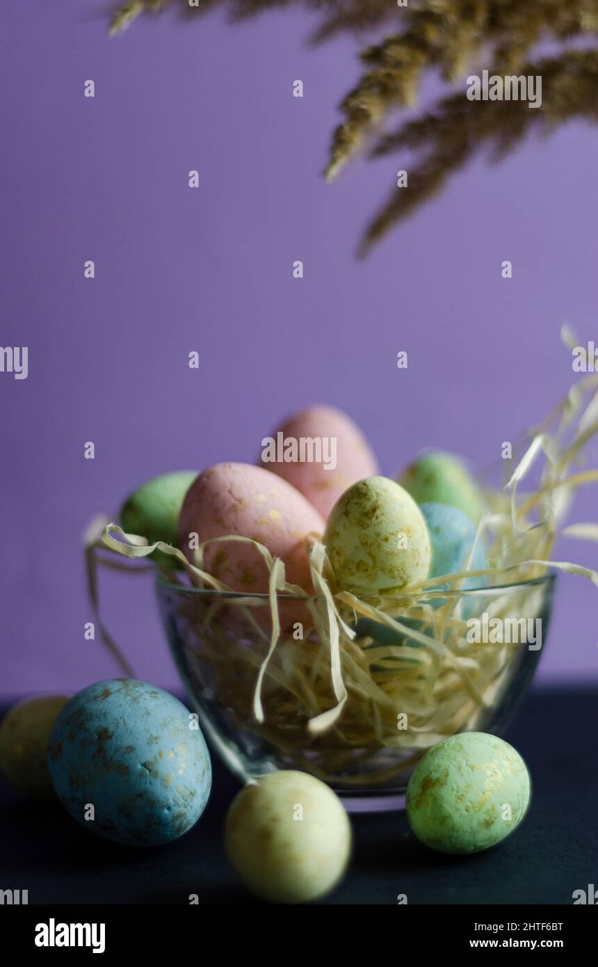 uova di pasqua in una ciotola e nido Foto Stock