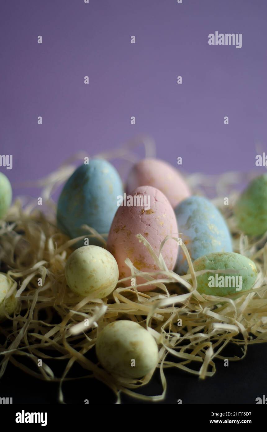 uova di pasqua in un nido sullo sfondo di veri peri Foto Stock