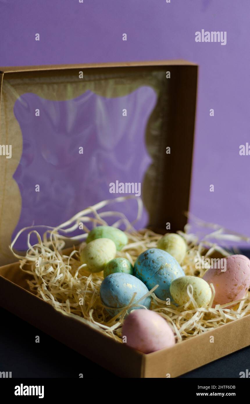 uova di pasqua in una confezione regalo Foto Stock