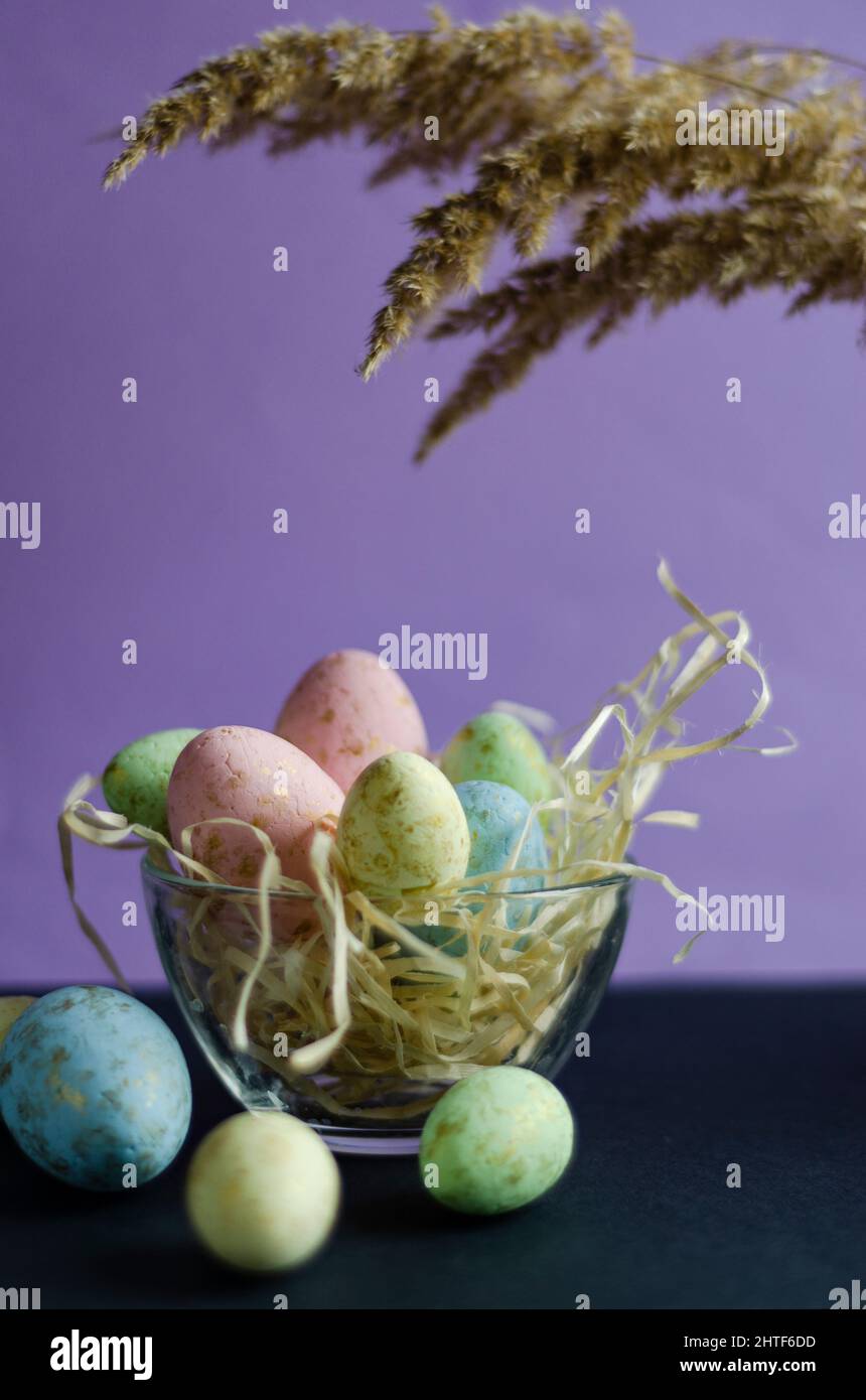 uova rosa nel nido sullo sfondo del veri Foto Stock