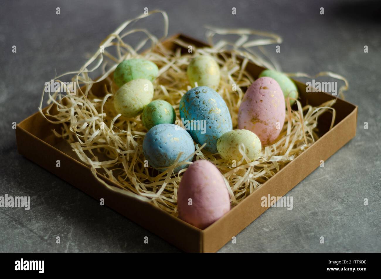 uova di pasqua in una confezione regalo Foto Stock