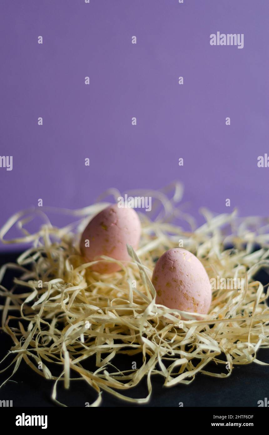 uova rosa nel nido sullo sfondo del veri Foto Stock
