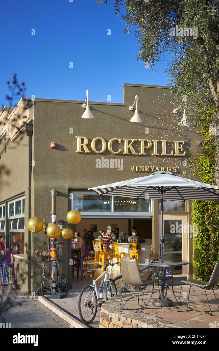 All'esterno della Rockpile Vineyards, degustazione di vini e ristorante a Healdsburg, California. Persone sedute all'interno. Foto Stock