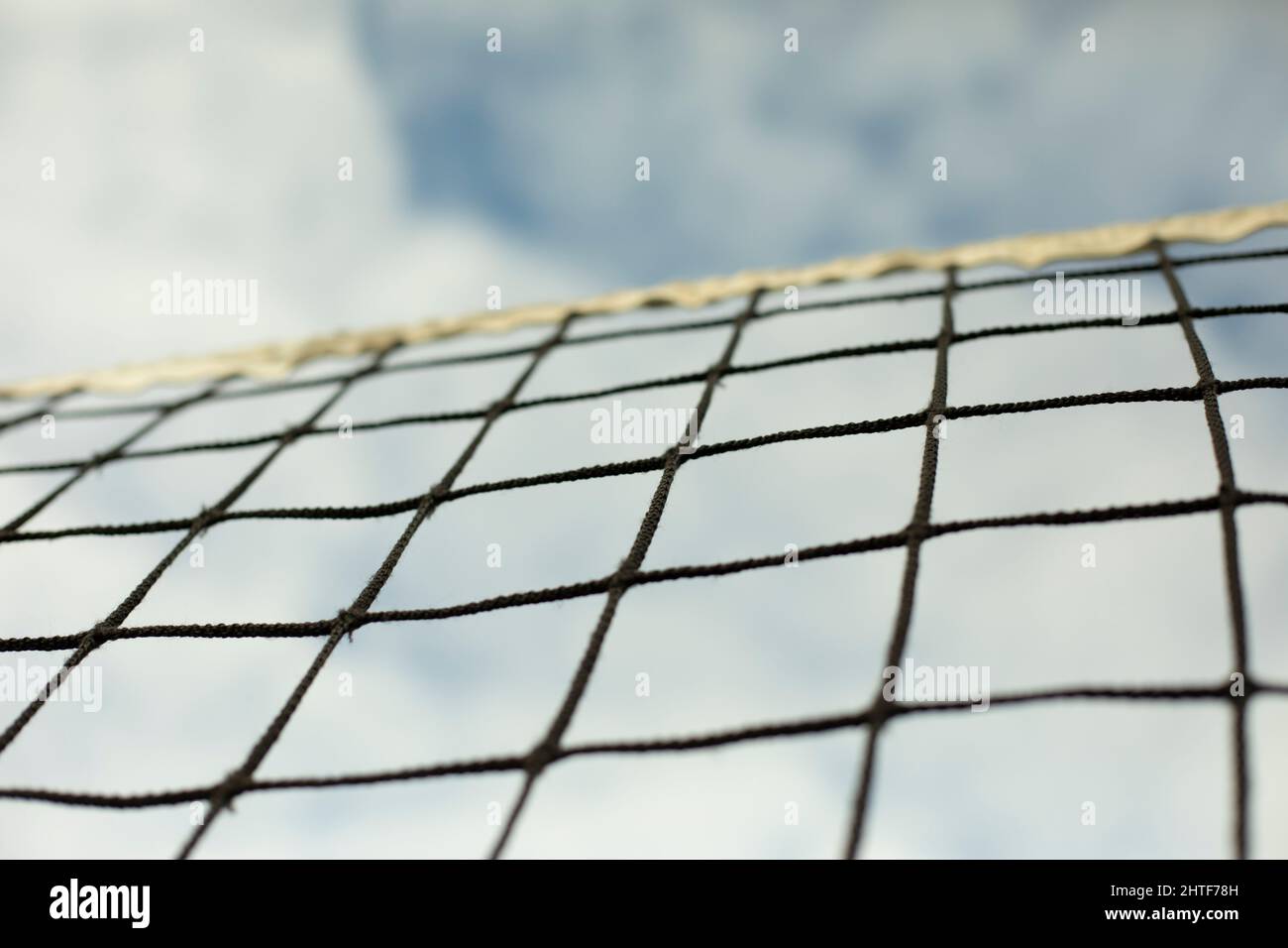 Rete da tennis. Griglia contro il cielo. Attrezzatura sportiva in dettaglio. Foto Stock