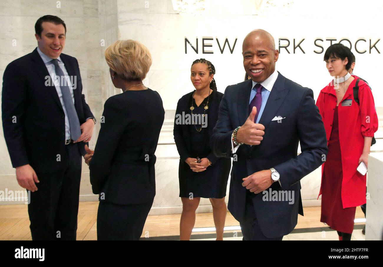 New York City, USA. 28th Feb 2022. Il sindaco di New York, Eric Adams, saluta prima di suonare il campanello di apertura alla Borsa di New York il 28 febbraio 2022 a New York City, USA. (Foto di John Lamparski/Sipa USA) Credit: Sipa USA/Alamy Live News Foto Stock