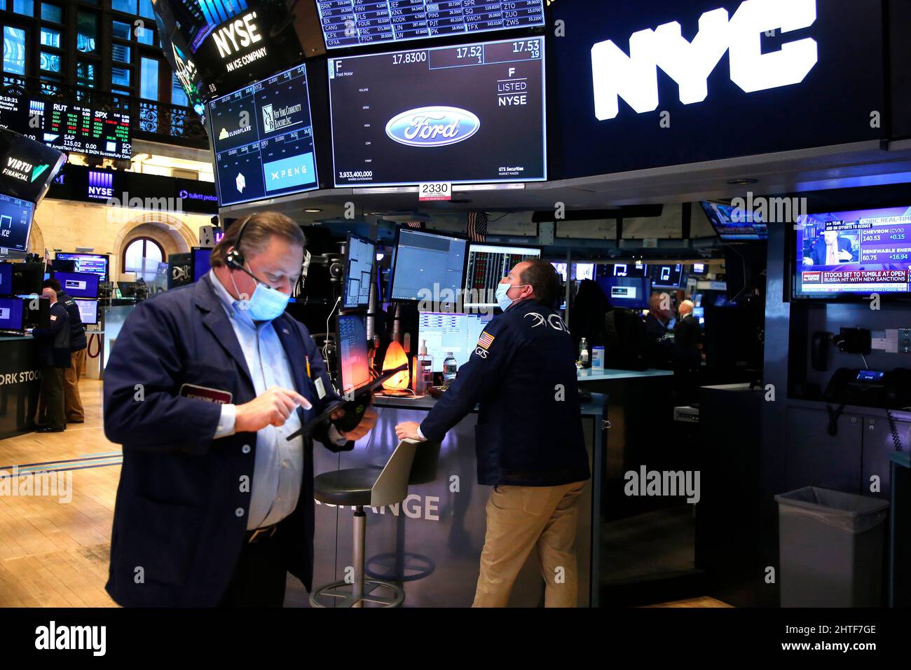 New York City, USA. 28th Feb 2022. I commercianti lavorano sul pavimento di NYSE mentre il sindaco di New York Eric Adams suona il campanello di apertura alla borsa di New York il 28 febbraio 2022 a New York City, Stati Uniti. (Foto di John Lamparski/Sipa USA) Credit: Sipa USA/Alamy Live News Foto Stock