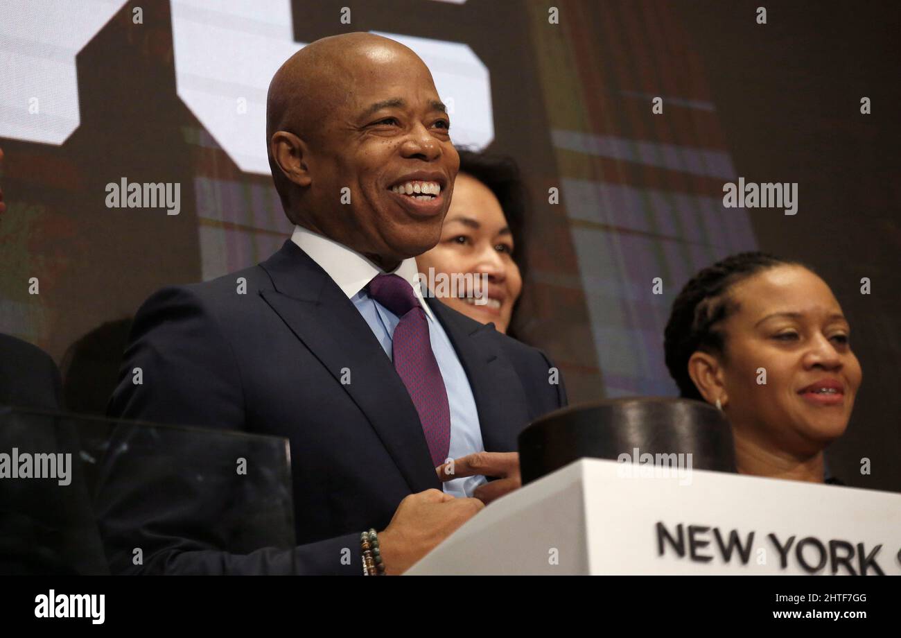 New York City, USA. 28th Feb 2022. Il sindaco di New York Eric Adams suona il campanello di apertura alla Borsa di New York il 28 febbraio 2022 a New York City, USA. (Foto di John Lamparski/Sipa USA) Credit: Sipa USA/Alamy Live News Foto Stock